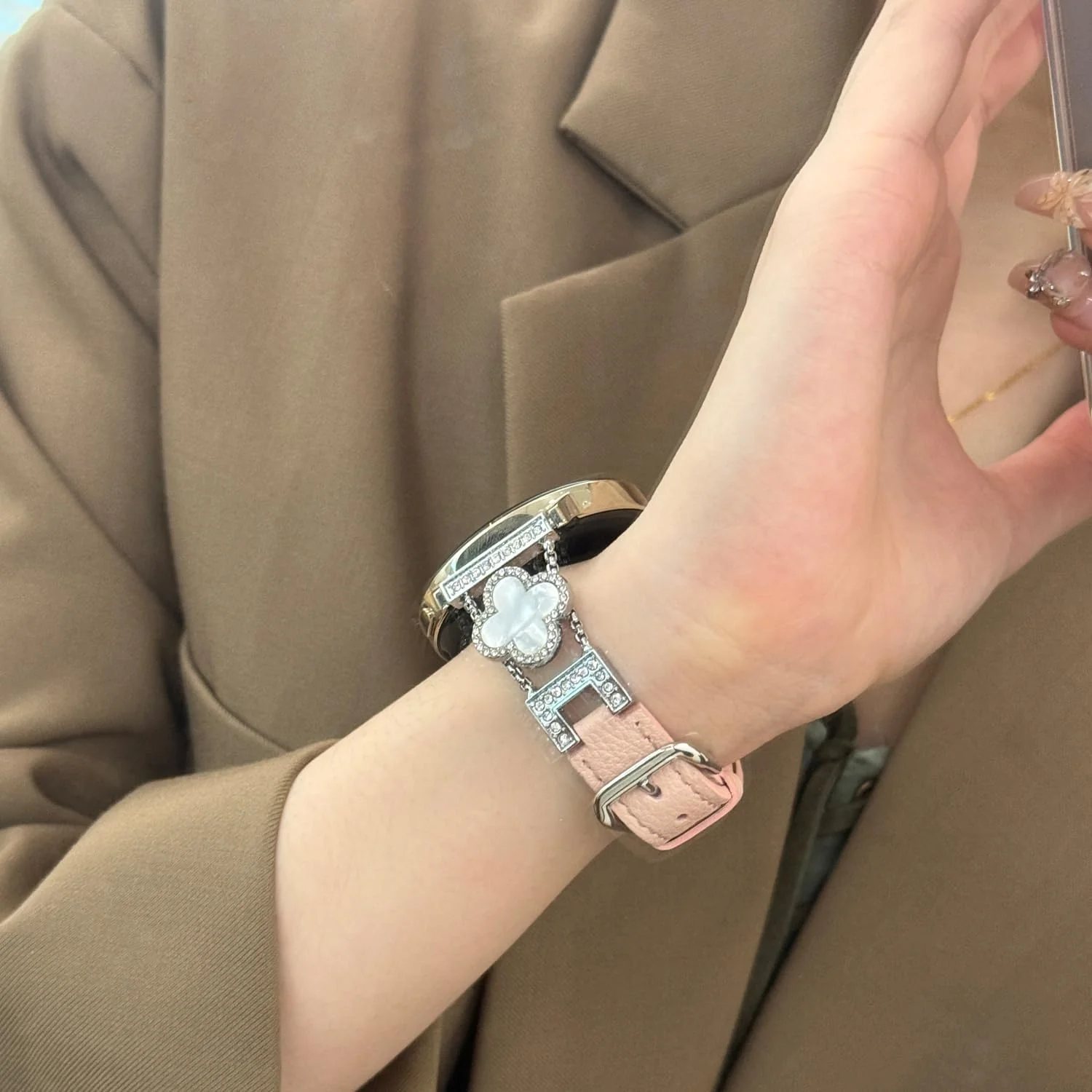 Apple Watch Series 1/2/3/4/5/6/SE/7/8/9/10/Ultra - Fashion Four-leaf Clover Alligator Grain Leather Watch Band - Image 4