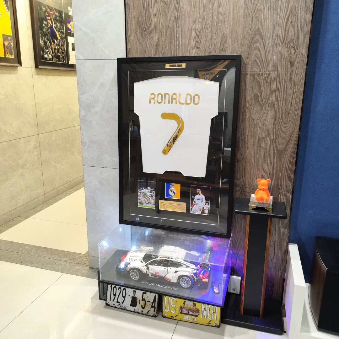 Cristiano Ronaldo Real Madrid Framed Jersey Display (60×80cm) – Facsimile Signature Edition - Image 3